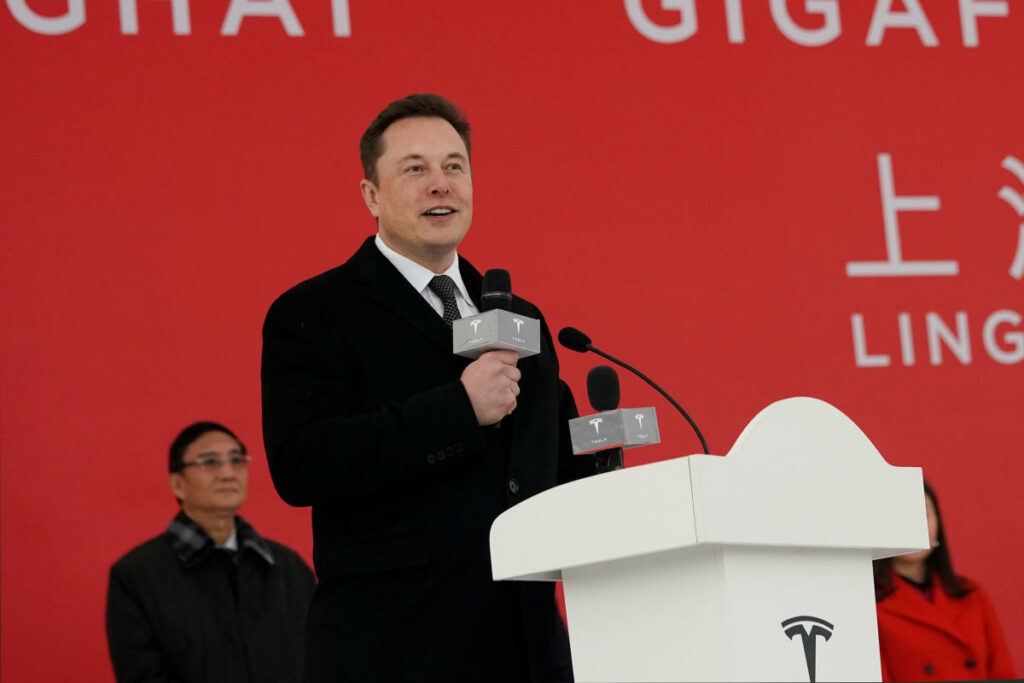 Fanfare as Elon Musk visits China